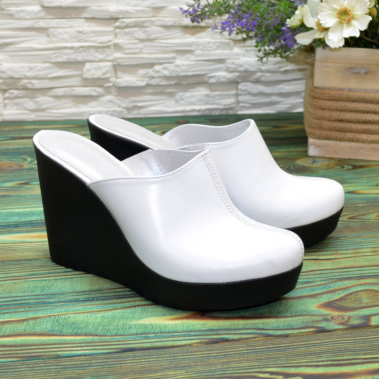 

Женские сабо на платформе из натуральной кожи белого цвета
