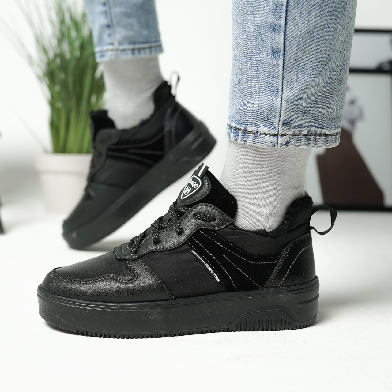 Жіночі кросівки з еко шкіри на зиму