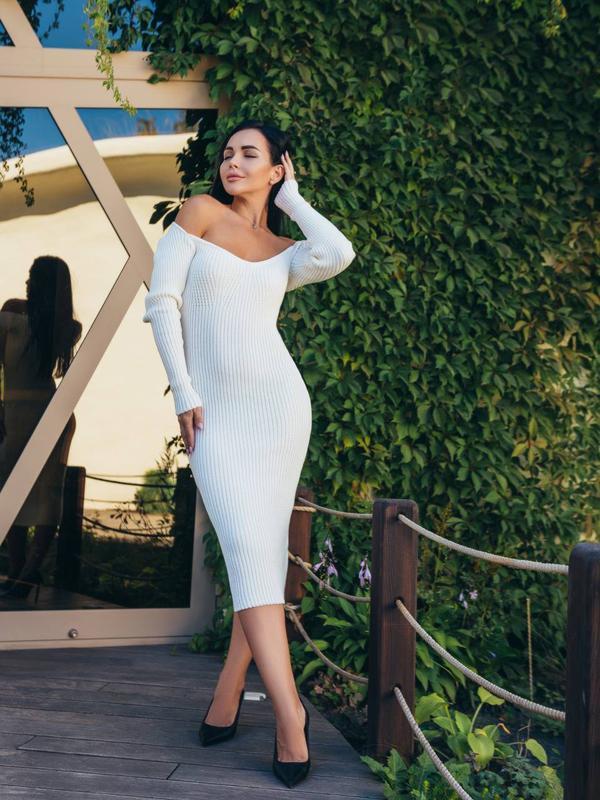 Облягаюче плаття міді з довгим рукавом і фігурним вирізом Трикотажне жіноче плаття в рубчик (білий), фото 1