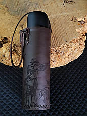 Оригінальний подарунок мисливцеві - термос в чохлі з натуральної шкіри з гравіруванням "На полюванні", 1 л, фото 3