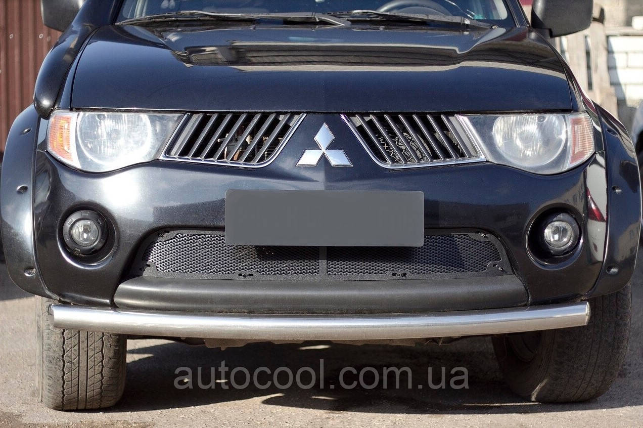 Захисна сітка переднього бампера Mitsubishi L200 2007-2013 р.в.