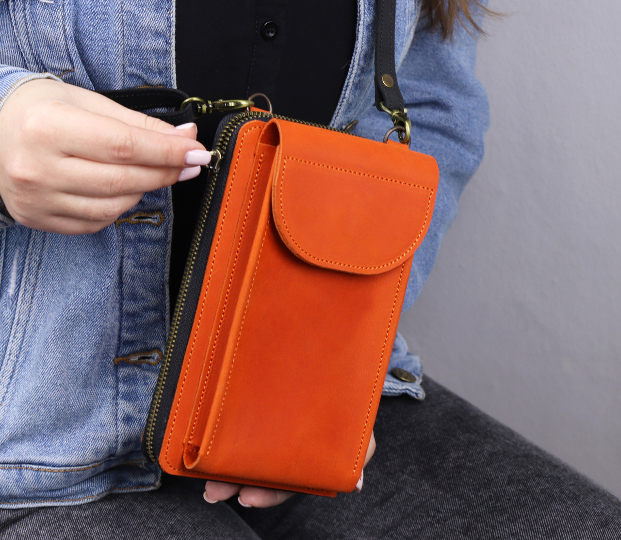 Повсякденна жіноча вертикальна сумка клатч через плече для телефону/ Помаранчева сумочка з гравіюванням