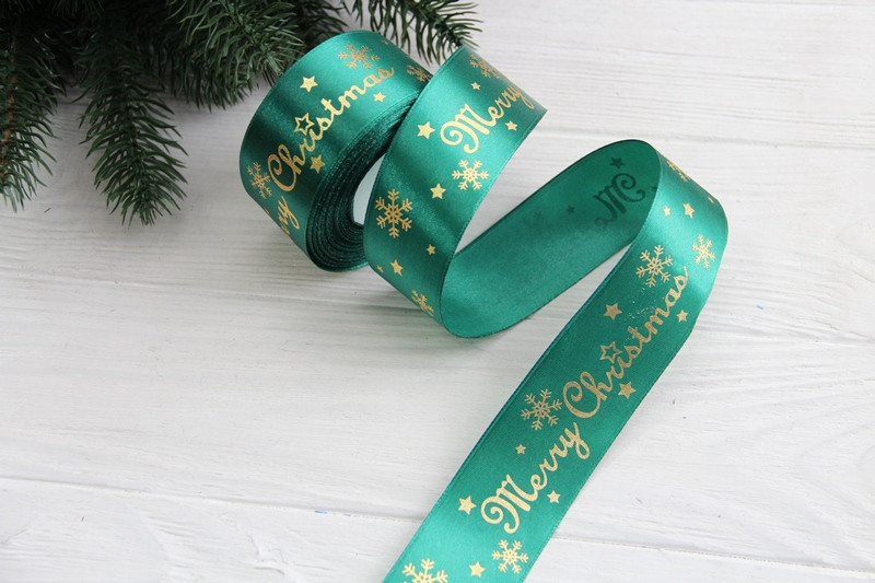 Атлас "  Merry Christmas зі сніжинками   "  4 см   темно зелений    рулон 22.5 метри