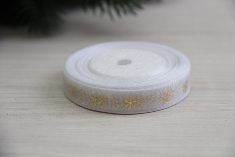 Органза " Дрібні золоті сніжинки " 1.2 см біла рулон 22.5 метри