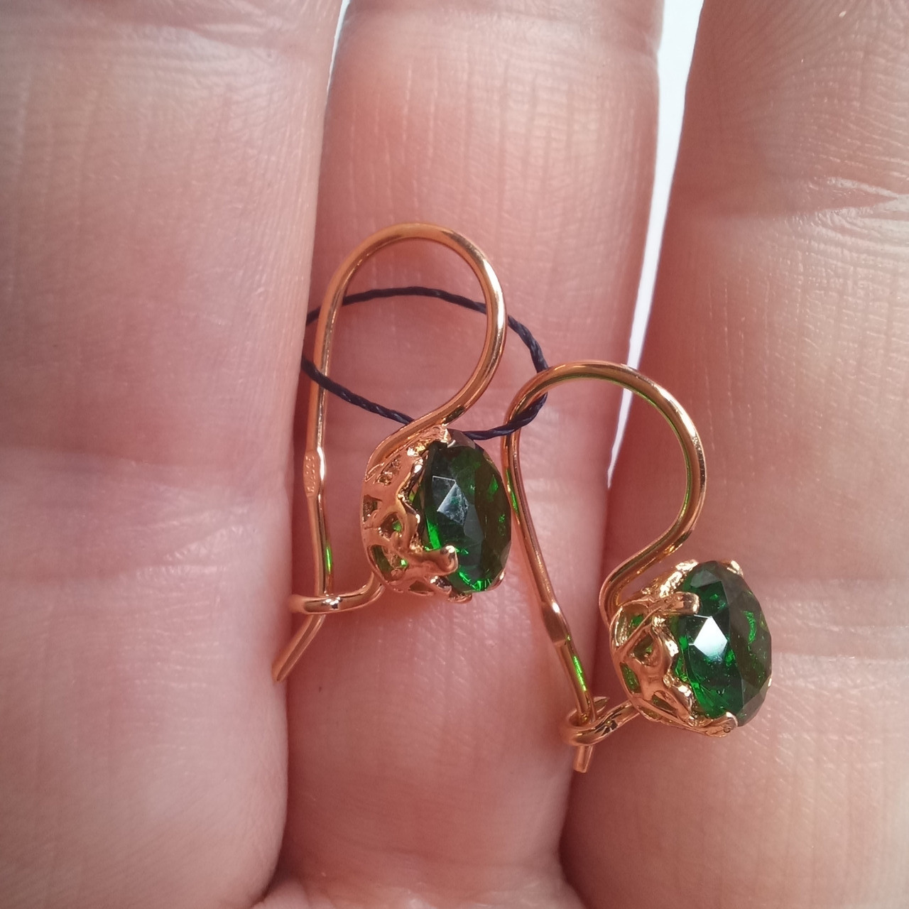 Срібні сережки з позолотою Зелений камінчик Срібні сережки з французьким замком