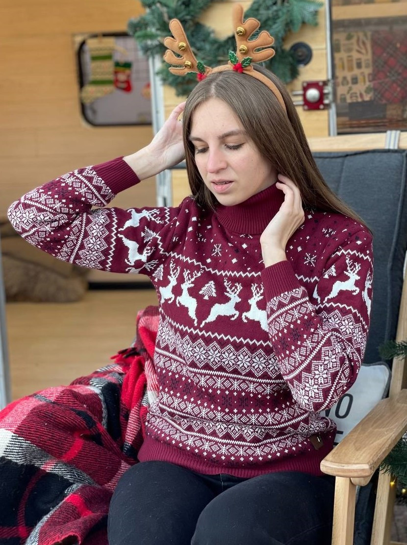 Новорічні жіночі светри жіночий зимовий светр з оленями теплий на Новий рік бордового кольору