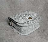 Шкіряна квадратна жіноча сумка з тисненим орнаментом «Сварога», сумка через плече, фото 4