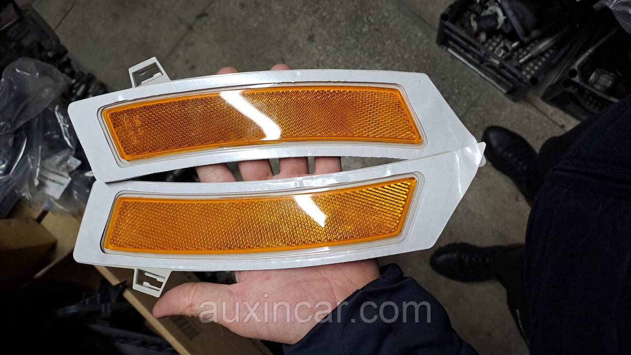 ОРИГІНАЛ жовтогарячий катафот/відбивач у передній бампер bmw X5 E70. Правий