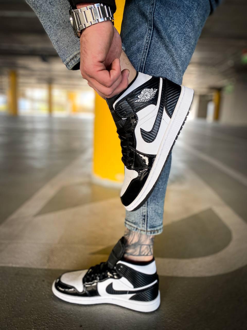 Jordan 1 mid se on feet 2025