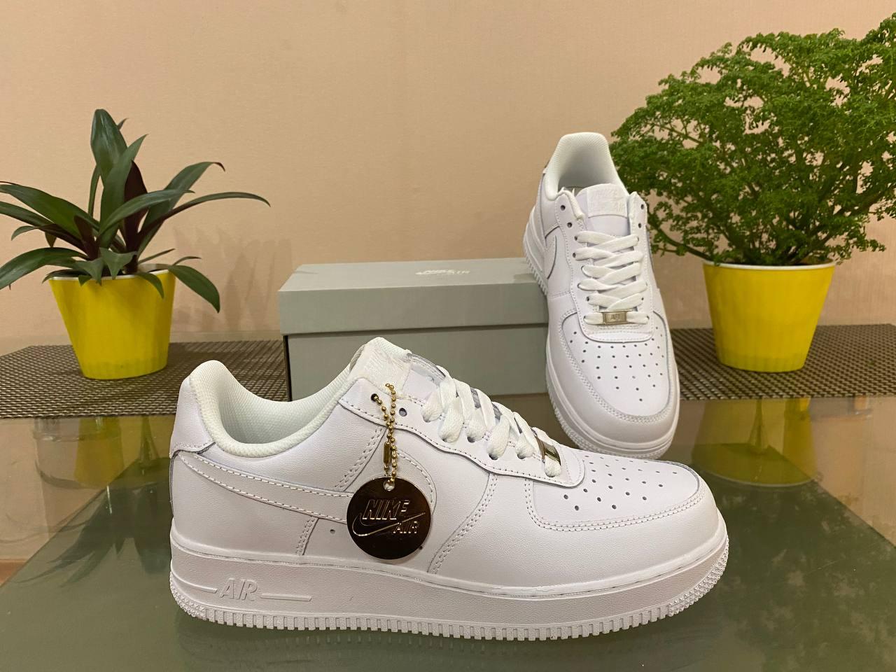 Чоловічі кросівки Nike Air Force White Classic (білі) низькі стильні кросівки D272 Найк vkross, фото 1