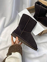 Женские зимние угги UGG Classic Short Brown Umber (тёмно-коричневые) крутые комфортные теплые сапоги UG035 топ