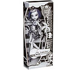 Кукла лялька Monster High 2022 Frankie Stein Skull Shores Black and White Монстер Хай Френкі Штейн, фото 3