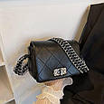 Маленька сумка з широким плетеним ланцюжком на плече А05-1869 Чорна, фото 9