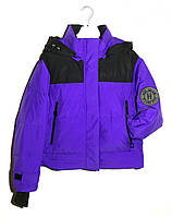 Женская яркая зимняя куртка фиолетового цвета