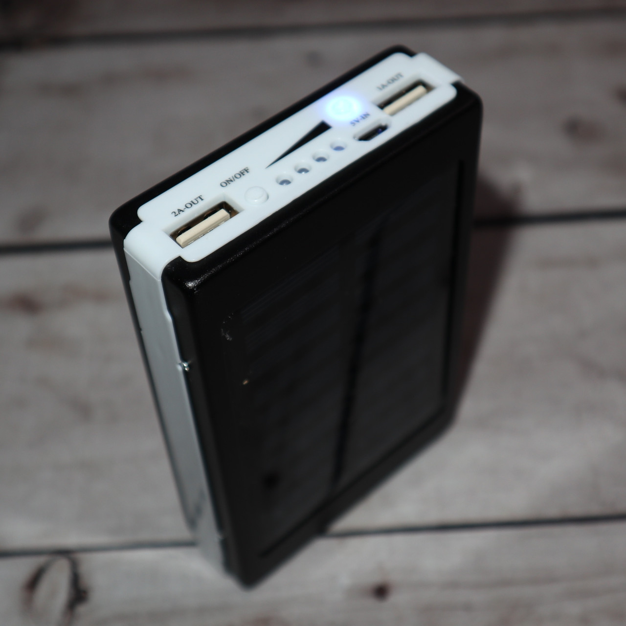 Внешний аккумулятор на солнечной батарее с Led фонариком Power Bank Solar УМБ чорный (Оригинальные фото) - фото 4 - id-p1717908459