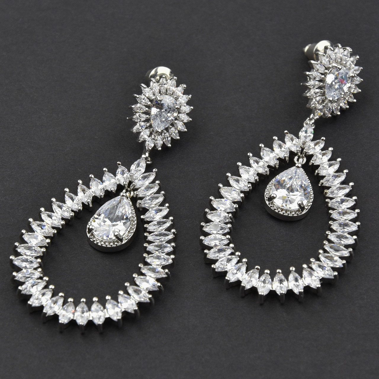 Сережки гвоздики металеві сріблясті з білими кришталевими камінцями Сваровскі довжина 6 см ширина 28 мм - фото 1 - id-p1717940090