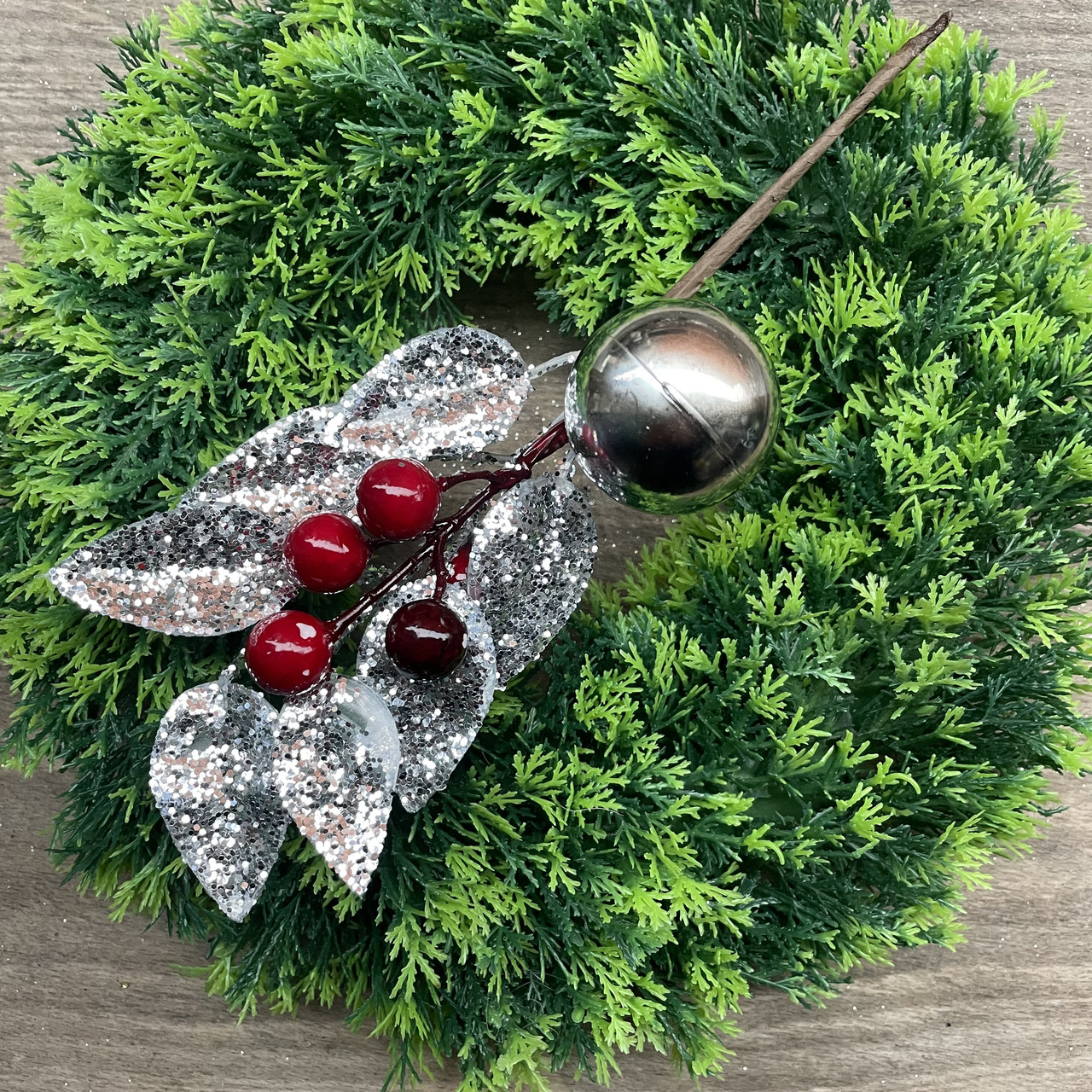 Бутон'єрка декоративна новорічна ягода червона на сріблясті 24 см, фото 1