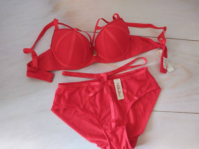 Красивый гладкий женский комплект белья с портупеей на поролоновом push ...