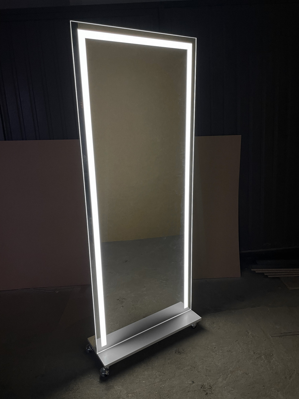 Підлогове дзеркало з LED підсвічуванням на колесах у весь зріст. Гримерне дзеркало з Лед підсвічуванням пересувне