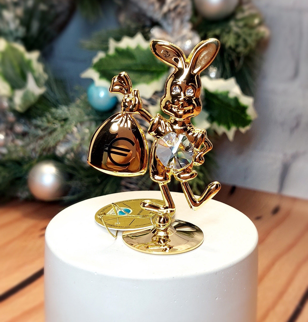 Позолочений новорічний сувенір із кристалом Swarovski "Кролик із грошима євро". Символ 2023 року