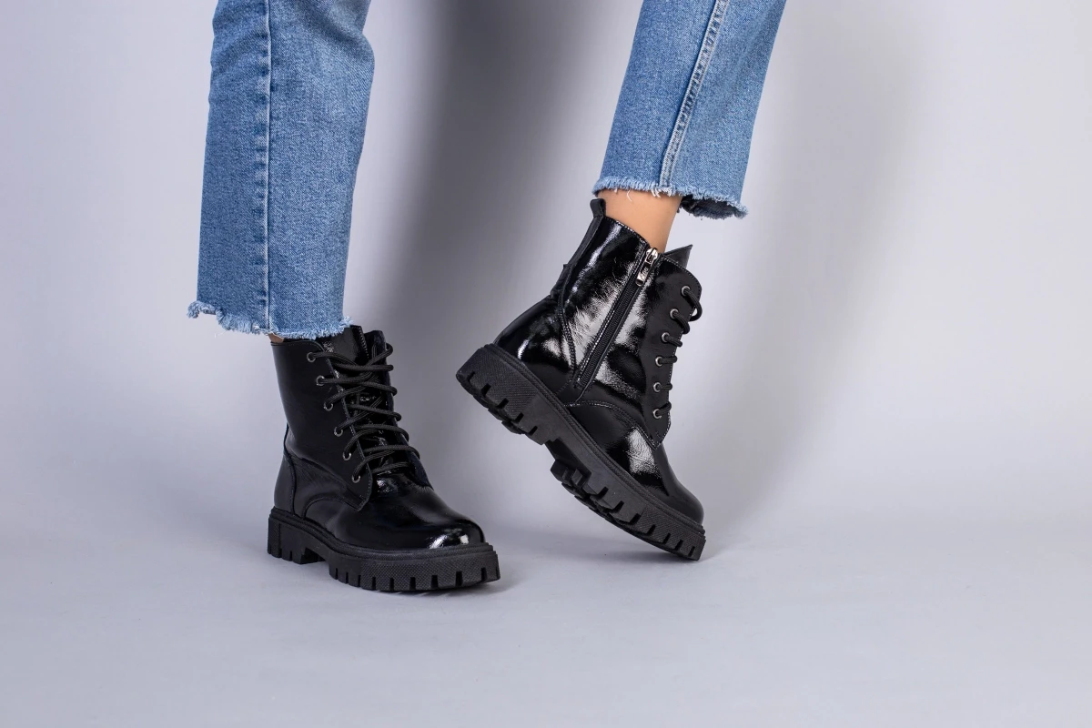 Жіночі зимові черевики ShoesBand Чорні натуральні шкіряні наплак на вузьку стопу всередині овчина 37 (24 см)