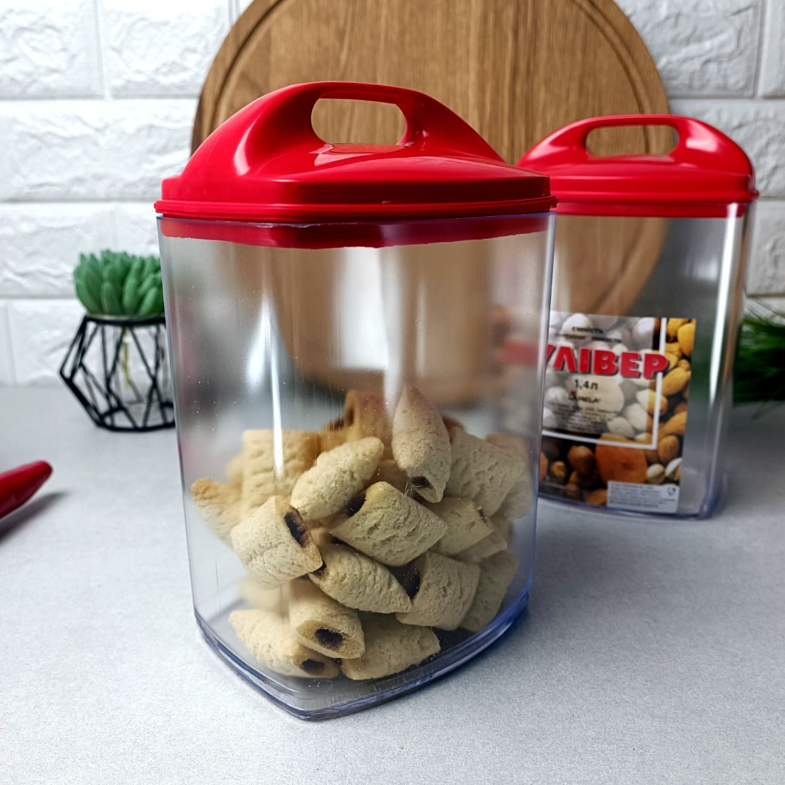 Висока пластикова ємність для сипучих продуктів 1.4л з герметичною кришкою Гулівер