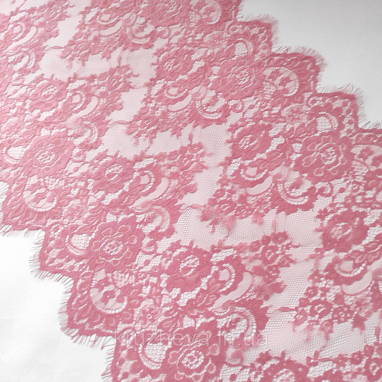 Ажурне французьке мереживо шантильї (з війками) рожевого кольору шириною 44 см, довжина купона 2,95 м.