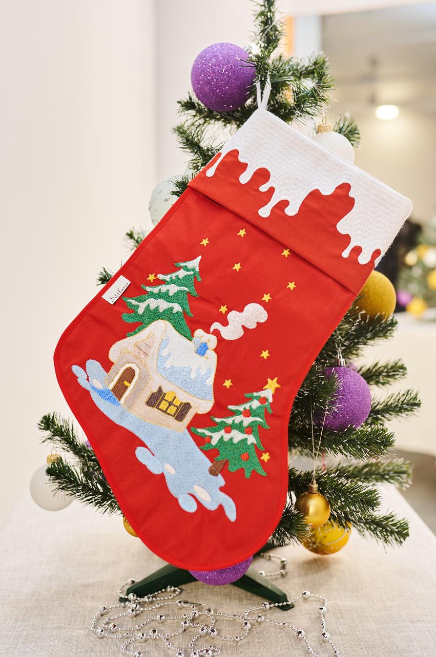 Новорічний подарунковий чобіт, Різдвяний носок, з вишивкою, червоного кольору, вишивка - будиночок.