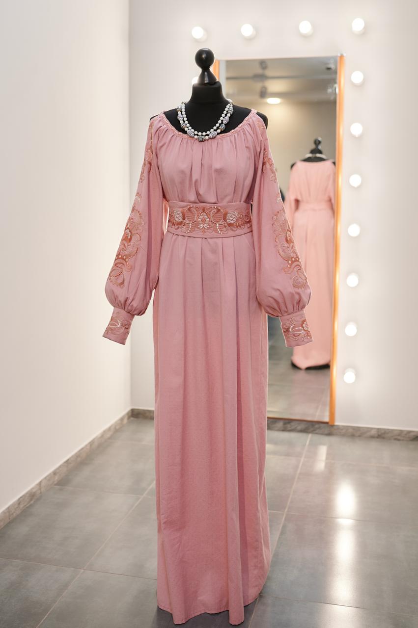 Сукня жіноча з поясом та довгим рукавом - реглан, вишивка- гладь, бавовна, колір - рожевий.
