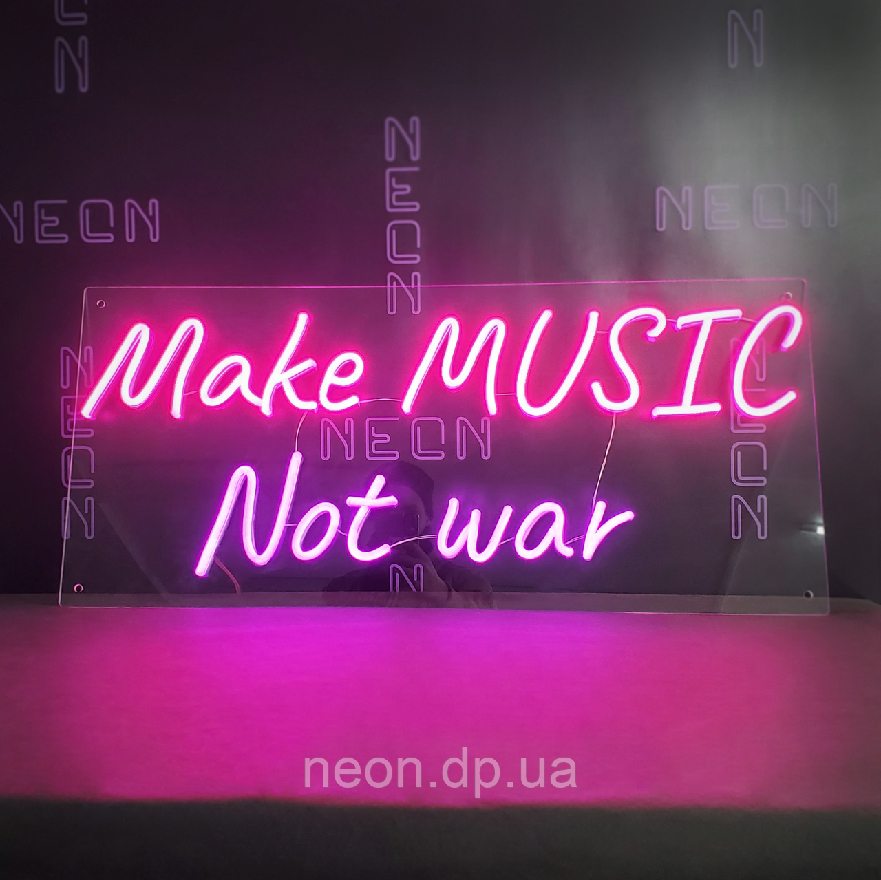 Неонова вивіска "Make music not war"