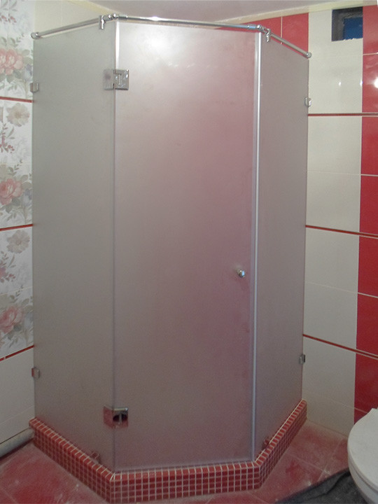 Душові кабіни з матовим склом п'ятикутні "трапеція" на замовлення, фото 1