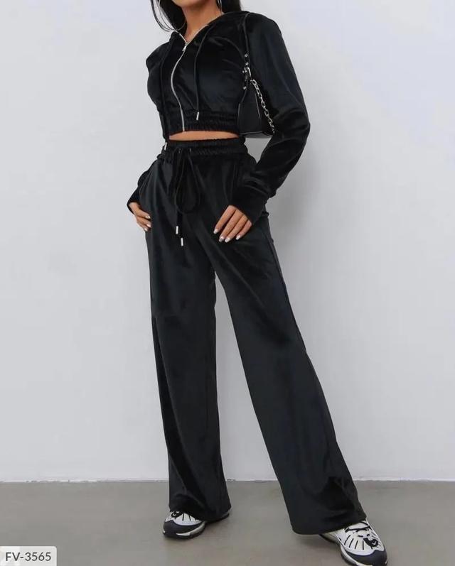 Женский велюровый костюм укороченная кофта на молнии с капюшоном и широкие штаны на высокой посадке