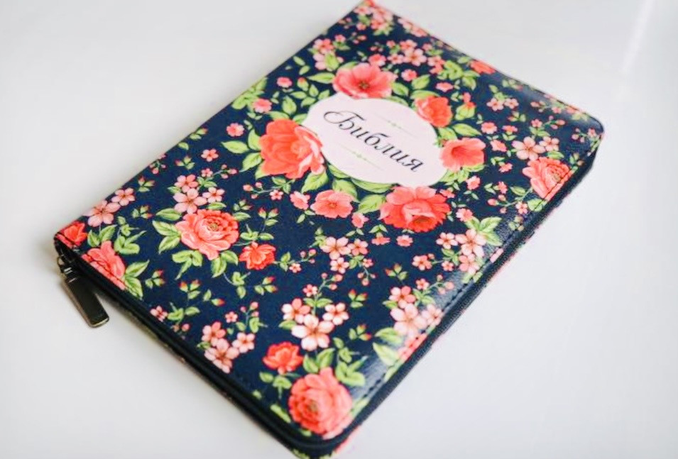 Біблія Темно-синя з квітами 15х20 см Золотий зріз Індекси Шкірозамінник