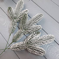 Гілка хвойна зелена у снігу. (лита)