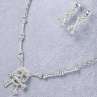 Кольє та сережки сріблястого кольору з білими кристалами череп сережки гвоздики 3 см довжина кольє 50 см