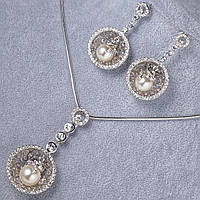 Кольє та сережки ювелірна біжутерія позолота 18К зі стразами та перлами сережки гвоздики 4 см довжина кольє 50 см