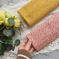 Відрізок бавовняної фланелі для рукоділля з дрібними квіточками на пудрово-рожевому тлі