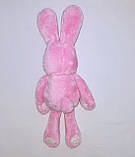 М'яка іграшка обіймашка Кролик, кролик, Зайчик у джинсовій жилетці, 29 см подарунок доньці, онучці, хрещениці, фото 3