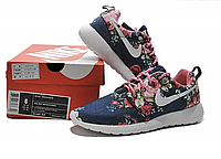 Женские синие розовые текстильные кроссовки Nike Roshe Run Print с цветами и белым логотипом Найк
