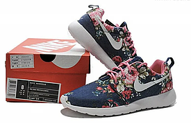 Жіночі сині рожеві текстильні кросівки Nike Roshe Run Print з квітами та білим логотипом Найк