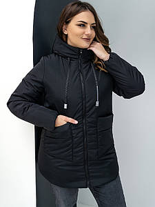 Стильна жіноча демісезонна утеплена куртка великих розмірів з капюшоном середньої довжини чорна