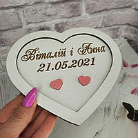 Дерев'яна підставка під обручки біла з іменами