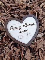 Дерев'яна підставка під обручки з іменами