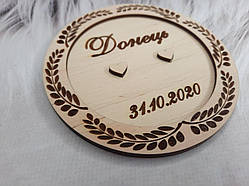 Дерев'яна підставка під обручки з прізвищем