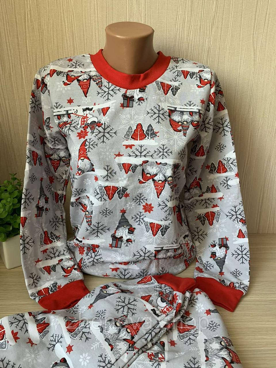 Жіноча тепла сіро-червона Новорічна піжама Санта, з начосом, новорічний принт, фото 1