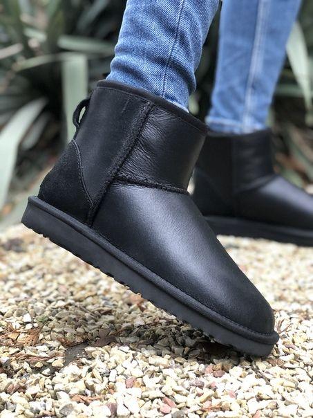 Уги жіночі UGG Mini Black чорні мінікороткі шкіряні на хутрі замшева п'ята стильні