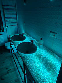 Дочекайтеся затвердіння смоли, встановіть раковину на місце. Інтер'єр змінився до невпізнання :)