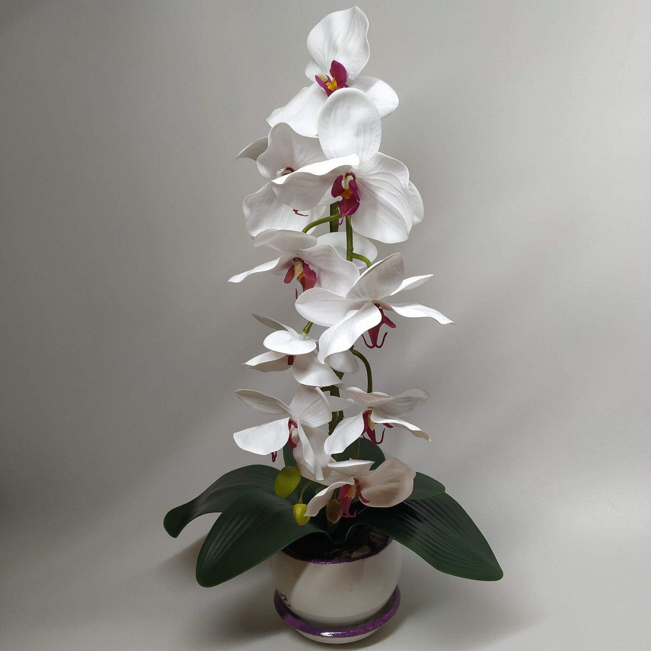 Искусственная латексная орхидея VIP в белом керамическом кашпо на одну ветку белая (ОКГ01043103) - фото 1 - id-p1723152791