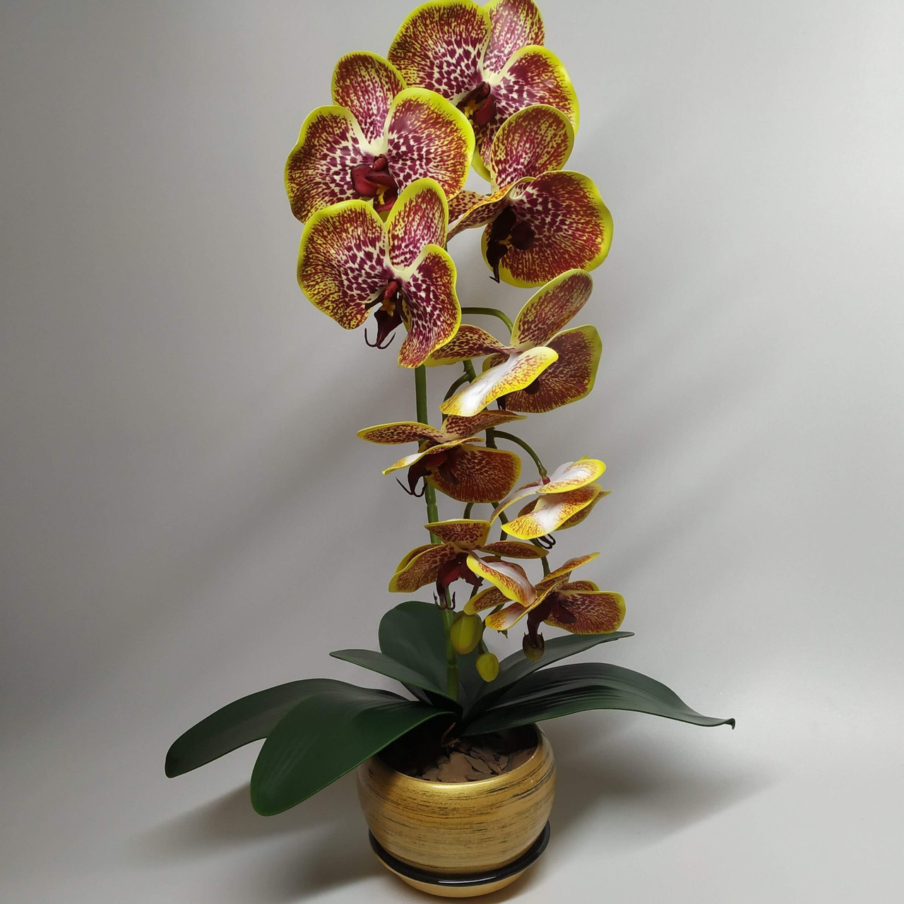 Штучна латексна орхідея VIP у жовтому керамічному кашпо на одну гілку жовто-червона (ОКГ02043003), фото 1