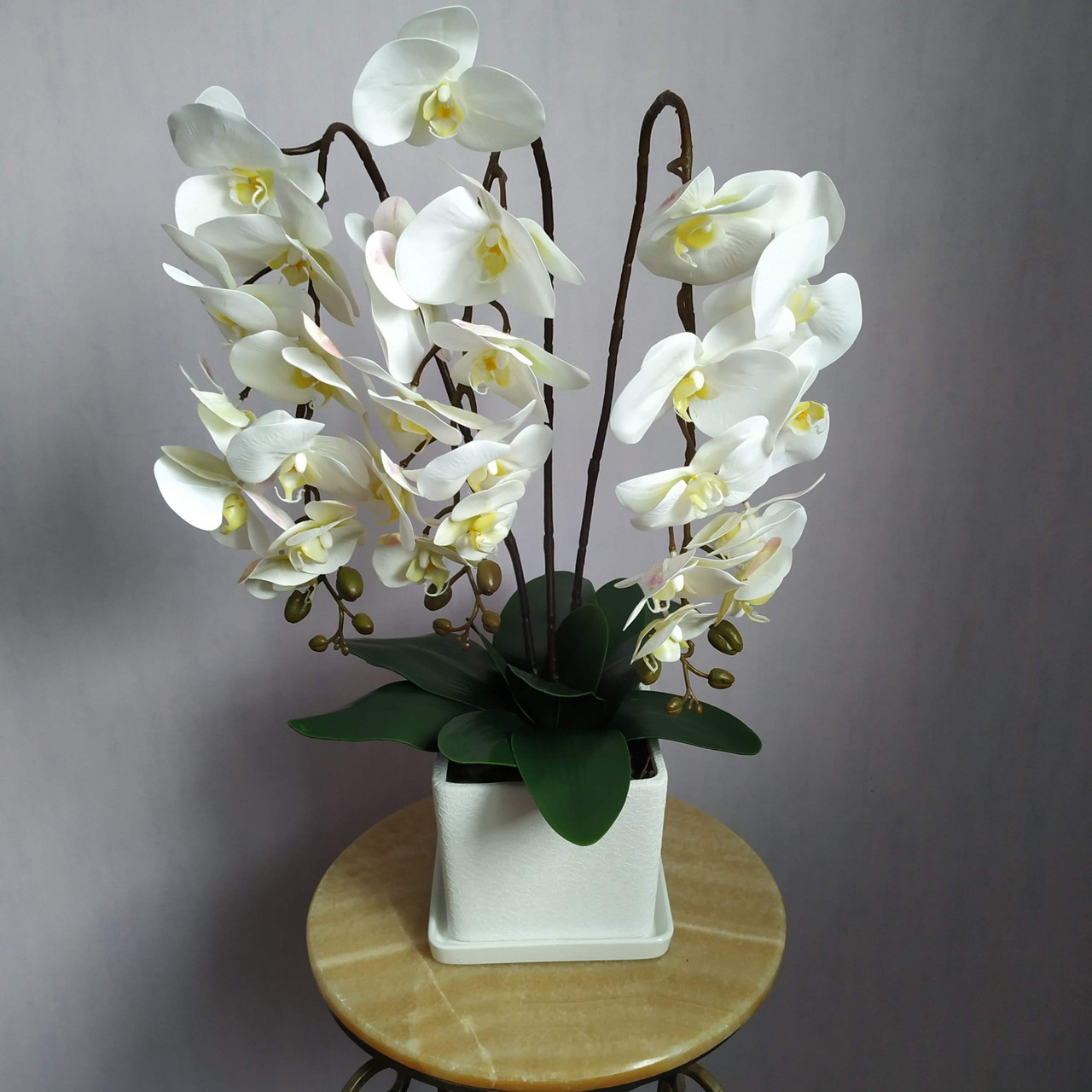 Искусственная латексная орхидея VIP в белом керамическом кашпо на три ветки белая (О3КГ01040103) - фото 1 - id-p1723152800
